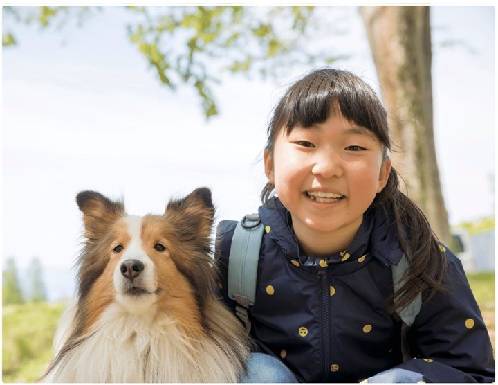 愛犬と一緒に笑顔の女の子