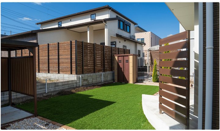 ドッグラン施工済みの住宅の庭