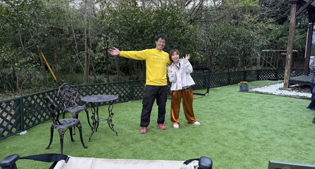 弊社代表の小谷野と高橋成美さんが、施工後のドッグランで記念撮影をしている様子